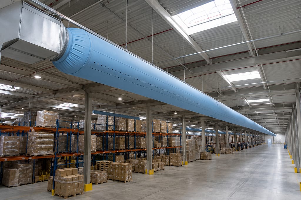 5 raisons de choisir les gaines textiles comme solution de ventilation et de traitement de l’air 2 Entrepot logistique