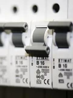 "Solutions en électricité pour installations domestiques et industrielles, alliant performance et sécurité" Tanger oceansfacilities hôtel industrie